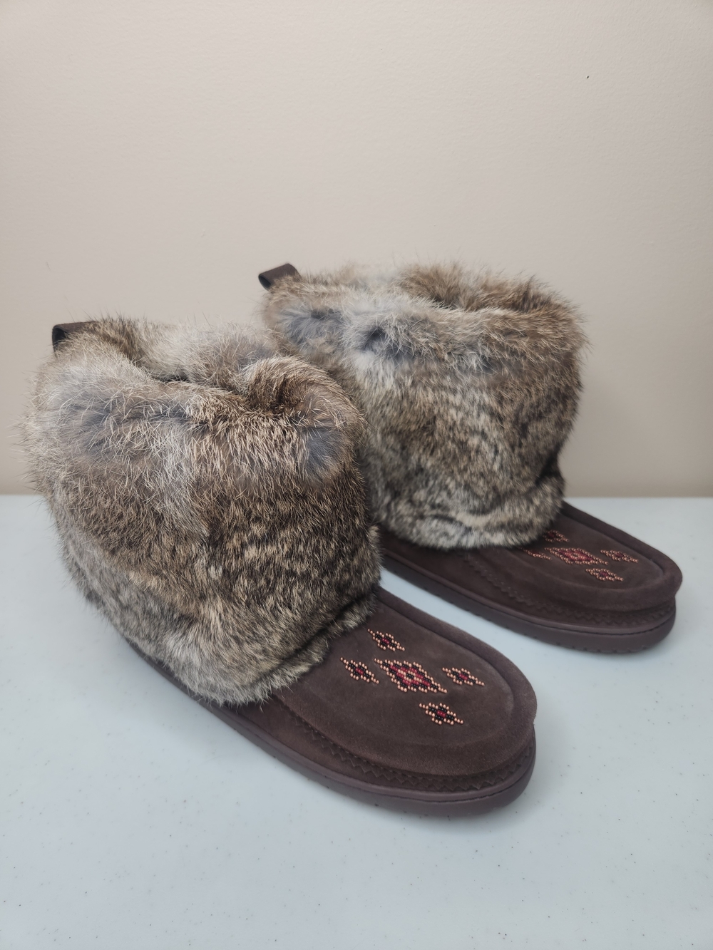 Manitobah Mukluks Women's Size 9 Brown Suede Fur Beaded Boots Vibram Like New